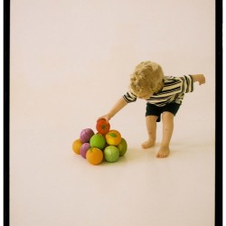 Balle dentition bébé Oli & Carol – Jouet sensoriel caoutchouc naturel fruit ou légume