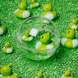 Détail de la bulle sensorielle flottante Grenouille Petit Boum entourée de perles sensorielles vertes