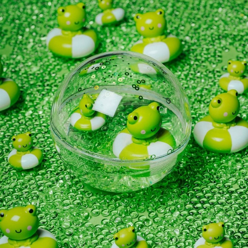 Détail de la bulle sensorielle flottante Grenouille Petit Boum entourée de perles sensorielles vertes