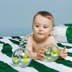 Détail de la bulle sensorielle flottante Grenouille Petit Boum entourée de perles sensorielles vertes