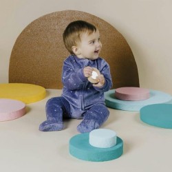 Bébé découvrant son reflet avec un miroir sensoriel en bois PETIT BOUM