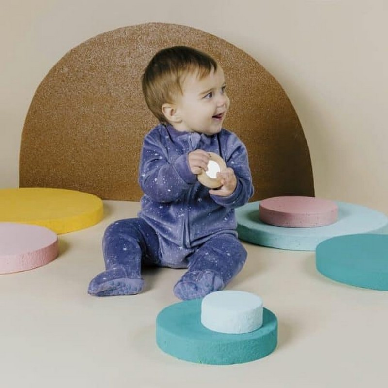 Bébé découvrant son reflet avec un miroir sensoriel en bois PETIT BOUM