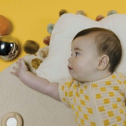 Bébé découvrant son reflet avec un miroir sensoriel en bois PETIT BOUM