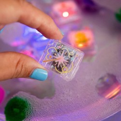 Détail d'un cube lumineux GLO PALS thème féérie activé par l'eau