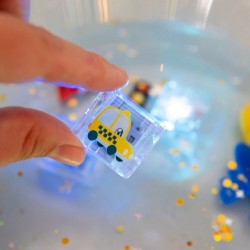 Cubes lumineux GLO PALS thème Véhicules illuminés dans un bain sensoriel pour enfant