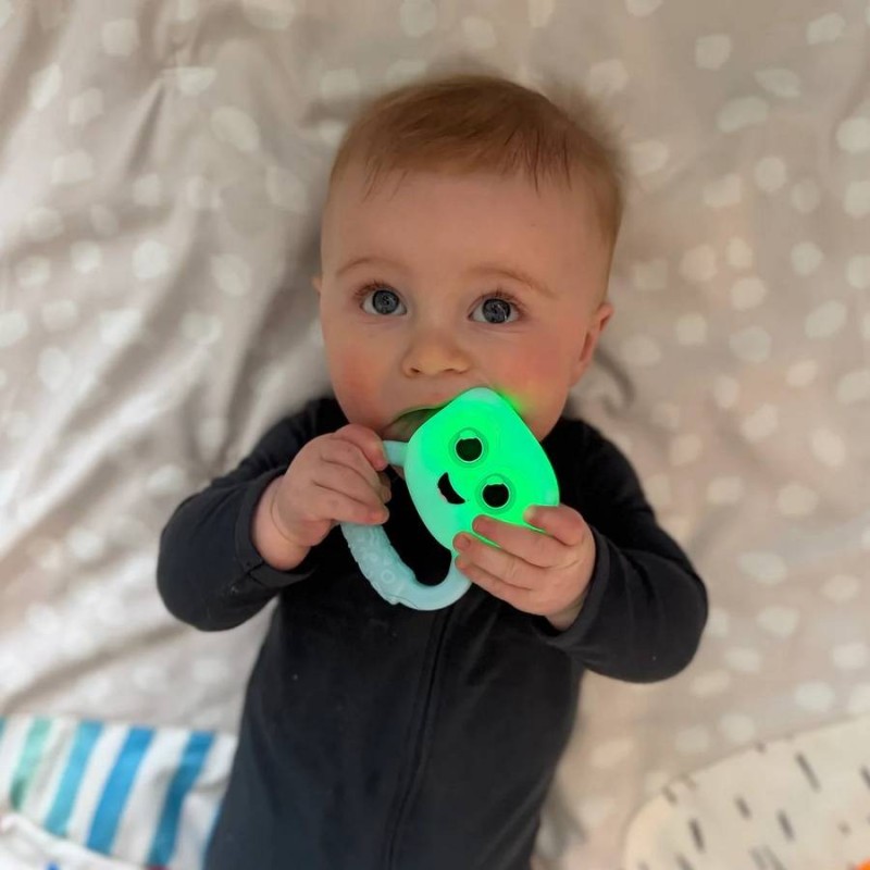 Bébé jouant avec le hochet lumineux Blair pour développer sa préhension et sa motricité fine