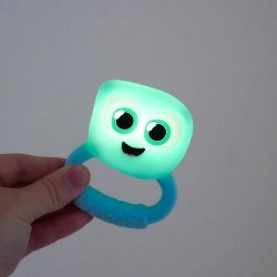 Bébé jouant avec le hochet lumineux Blair pour développer sa préhension et sa motricité fine