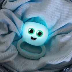 Bébé jouant avec le hochet lumineux Blair pour développer sa préhension et sa motricité fine