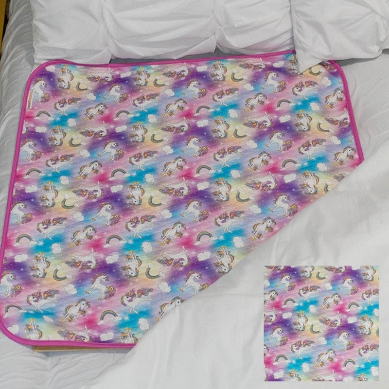 Alèse absorbante imperméable chasing rainbows petites licornes sur des arc-en-ciel très colorés