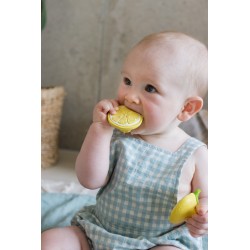 Bébé mordillant un mini jouet de dentition citron Oli & Carol john le citron