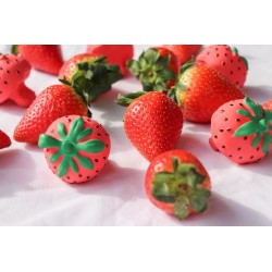 Mini jouet de dentition radis Oli & Carol en caoutchouc naturel à suspendre sweetie la fraise