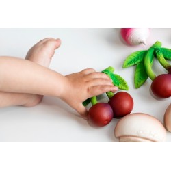 Mery la Cerise Oli & Carol saisie par la main de bébé – maxi jouet de dentition