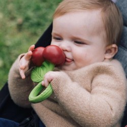 Bébé tenant le hochet anneau de dentition Cerise Oli & Carol en caoutchouc naturel