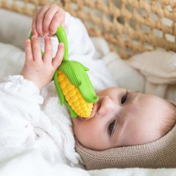 Bébé tenant le hochet anneau de dentition Cerise Oli & Carol en caoutchouc naturel