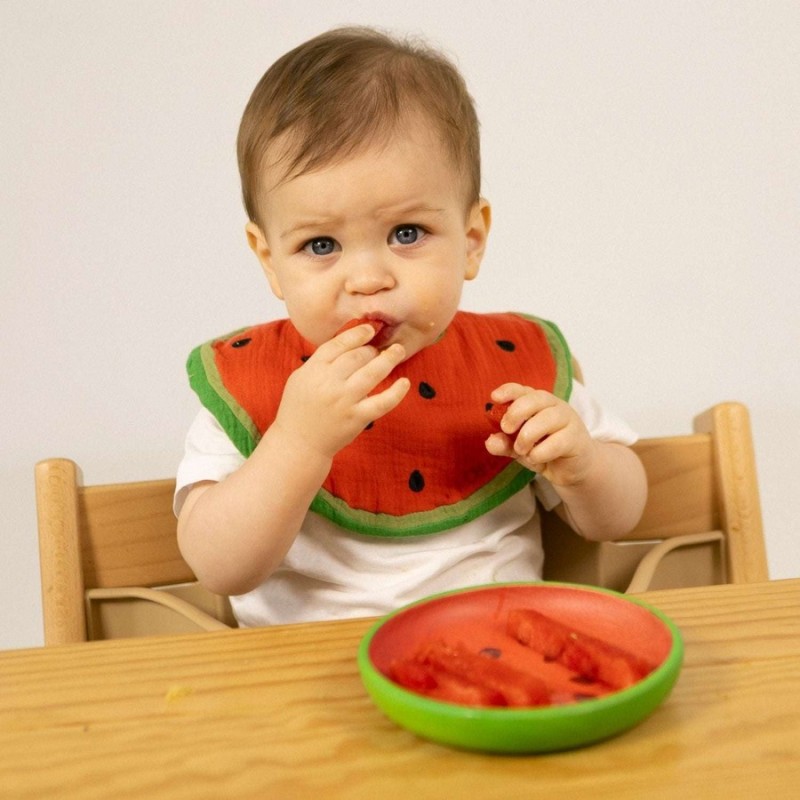 Bébé mangeant dans une assiette en bois motif pastèque Oli & Carol