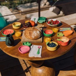 Bébé mangeant dans une assiette en bois motif pastèque Oli & Carol