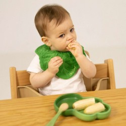 Bébé mangeant dans une assiette en bois motif pastèque Oli & Carol