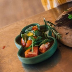 Bébé mangeant dans une assiette en bois motif pastèque Oli & Carol