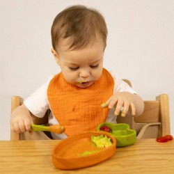 Bébé mangeant dans une assiette en bois motif pastèque Oli & Carol