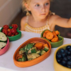 Bébé mangeant dans une assiette en bois motif pastèque Oli & Carol