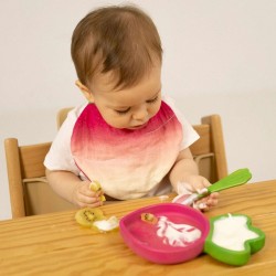 Bébé mangeant dans une assiette en bois motif pastèque Oli & Carol