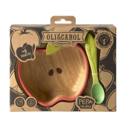 Enfant tenant le bol en bois Lou le citron Oli & Carol rempli de myrtilles